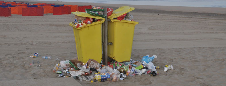 Veel afval gevonden langs Nederlandse stranden | Rolcontainer huren
