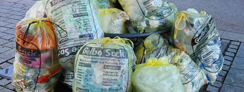 Verkeerd gebruik gratis zakken voor plastic afval | Rolcontainerhuren.nl