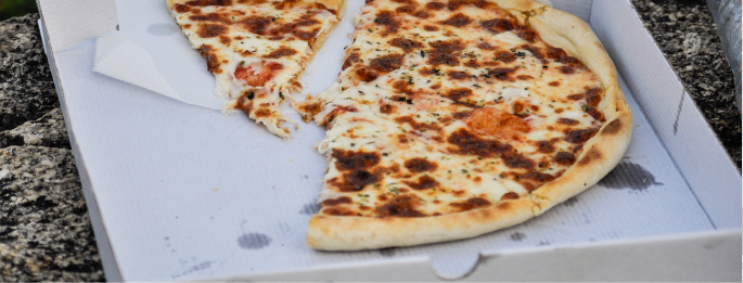 Mogen pizzadozen bij het oud papier | Rolcontainer Huren
